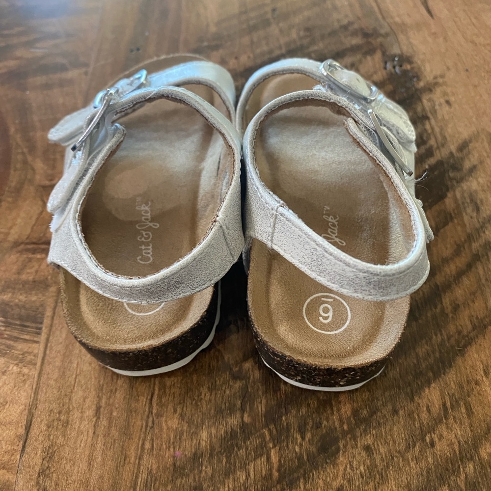 Cat & Jack - Toddler sandals shiny white / silver - Size 6 - Picture 3 of 3